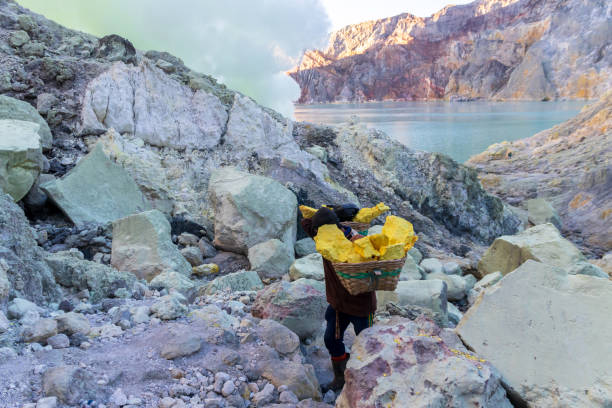 penambang belerang kawah ijen bondowoso