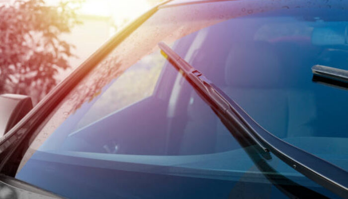 Membersihkan dan Melindungi Kaca Mobil Agar Tetap Jernih