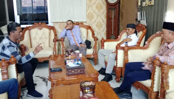 Aksi Eko Siti Jenar Hentikan Rapat DPRD Situbondo, Soroti Anggaran Kunker