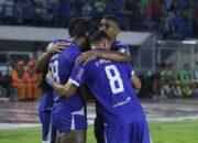 Persib Bandung Selangkah Lagi Juara Usai Tekuk PSM di Injury Time