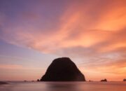 Pantai Pulau Merah Banyuwangi, Surga Sunset dan Surfing