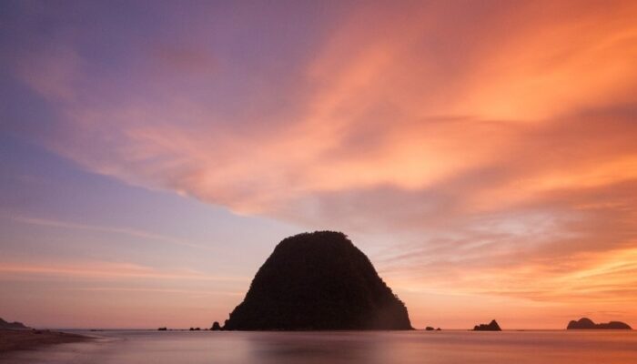 Pantai Pulau Merah Banyuwangi, Surga Sunset dan Surfing